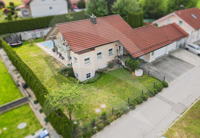 Gepflegtes Einfamilienhaus mit großem Garten, Pool und Einliegerwohnung